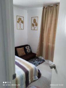 um pequeno quarto com uma cama e uma janela em iConnect Your Home Away From Home em Tagum