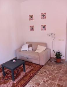 - un salon avec un canapé et une table dans l'établissement Ampio appartamento per 4/6 pers, à Cesenatico