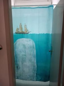une porte de douche en verre avec une photo d'iceberg dans l'établissement Ampio appartamento per 4/6 pers, à Cesenatico