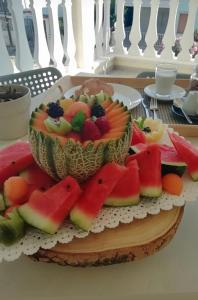 una ensalada de frutas en un melón en una mesa en DolceSosta B&B, en Pulsano