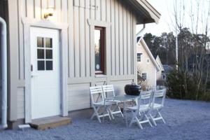 einen Tisch und Stühle an der Seite eines Hauses in der Unterkunft Moneymountain Inn in Karlshamn