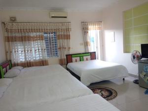 sypialnia z 2 łóżkami i oknem w obiekcie Motel Thanh Huyền w mieście Vung Tau