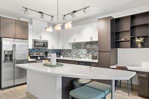A kitchen or kitchenette at Modern 2BR CozySuites on Town Lake waterfront 11