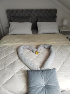 un cœur fait de couvertures sur un lit dans l'établissement Zemun blue star, à Zemun