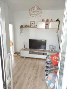 sala de estar con TV de pantalla plana en Mirador del Oja, en Ezcaray