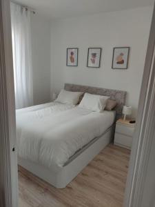 1 dormitorio con cama blanca y pared blanca en Mirador del Oja, en Ezcaray 17 fotos más