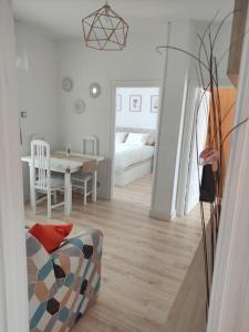 una sala de estar con un sofá y una mesa en Mirador del Oja, en Ezcaray