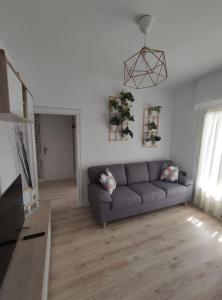 una sala de estar con un sofá gris en una habitación en Mirador del Oja, en Ezcaray