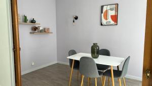 Fotografia z galérie ubytovania Appartement T4 70m2 - meublé - centre ville - proche Thermes v destinácii Lons-le-Saunier