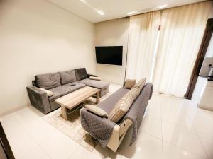 Uma televisão e/ou sistema de entretenimento em Mokango Apartment Hawana Salalah