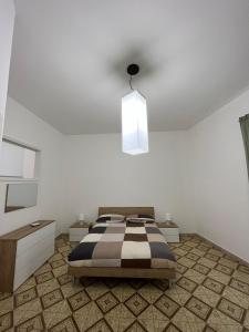 - une chambre avec un lit et une lampe pendant dans l'établissement Casa di Giovi, à Caltagirone