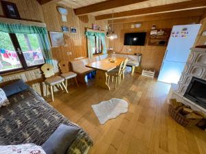 salon ze stołem i jadalnią w obiekcie Dwarfs cabin overlooking Julian Alps near Bled w mieście Jesenice