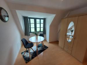 Habitación con mesa, sillas y ventana en Ferienhaus in der Wachau, en Rossatzbach