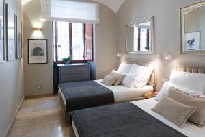 1 dormitorio con 2 camas y sofá en Rome City Center Apartment, en Roma