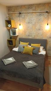 Ένα ή περισσότερα κρεβάτια σε δωμάτιο στο Apartament Majówka