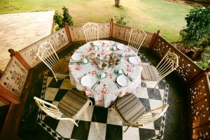 een tafel en stoelen op een balkon met een tafel en stoelen bij Castle Kanota in Kānota