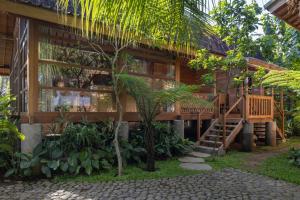 RUMAH KAYU RESORT外面的花园