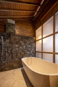 RUMAH KAYU RESORT的一间浴室