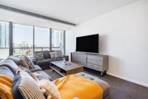 墨尔本Mega Style Apartments Epic的配有沙发和平板电视的客厅