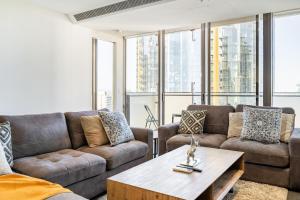 墨尔本Mega Style Apartments Epic的带沙发和咖啡桌的客厅 更多10张照片