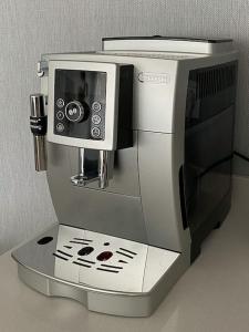 ein Modell einer Kaffeemaschine auf einer Theke in der Unterkunft Apartment in Sopelana in Sopelana