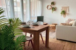 ein Wohnzimmer mit einem Tisch und einem Sofa in der Unterkunft Apartment in Sopelana in Sopelana