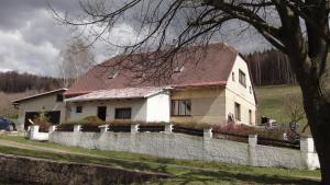 Budova, kde se ubytování v soukromí nachází + 3 fotografie