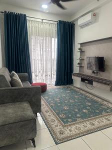 uma sala de estar com um sofá e uma lareira em IQ Homestay Cybersouth with Swimming Pool em Kampung Dengkil