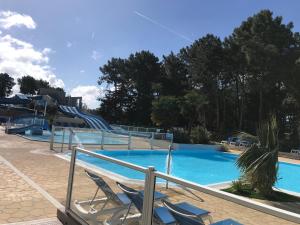 Bazén v ubytovaní Camping du Bois Dormant alebo v jeho blízkosti