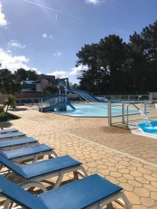 Bazén v ubytovaní Camping du Bois Dormant alebo v jeho blízkosti
