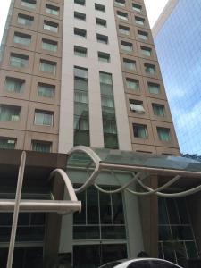 un edificio alto con una percha delante de él en Flat na Berrini, en São Paulo