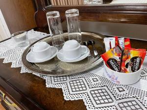 una mesa con una bandeja con platos y platos. en Al-Daar, en ‘Ayn Amūn