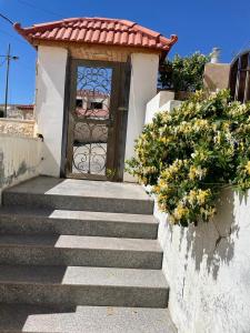 una puerta con escaleras delante de una casa en Al-Daar, en ‘Ayn Amūn