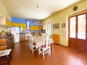 eine Küche mit einem Tisch und Stühlen in der Unterkunft Podere San Giovanni in Pomaia