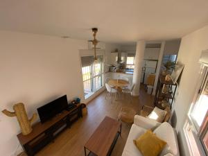 ein Wohnzimmer mit einem Sofa und einem Tisch in der Unterkunft Tu casa en El Cabo in Cabo de Gata