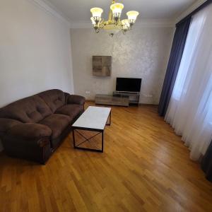 sala de estar con sofá y mesa en Family home, en Ereván