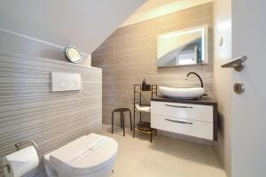 Kúpeľňa v ubytovaní VILLA SOLIS LACUS modern Apartment - private heated pool - Smart TV Sky X - Free parking