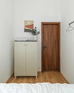 um quarto com um armário branco e uma porta em Modern Apartment French Balkony em Budapeste