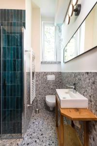 uma casa de banho com um lavatório e um WC em Modern Apartment French Balkony em Budapeste