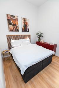 Uma cama ou camas num quarto em Modern Apartment French Balkony