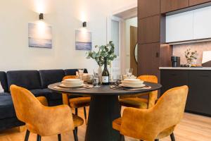 uma sala de jantar com mesa e cadeiras em Modern Apartment French Balkony em Budapeste