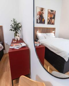 Modern Apartment French Balkony tesisinde bir odada yatak veya yataklar