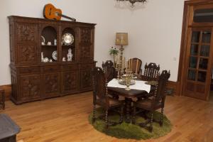 uma sala de jantar com uma mesa e um armário de madeira em Casa do Fontão em Amarante