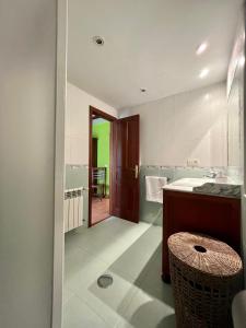 Un baño con lavabo e inodoro en una habitación. en Casas Rurales Las Corradas, en Éndriga