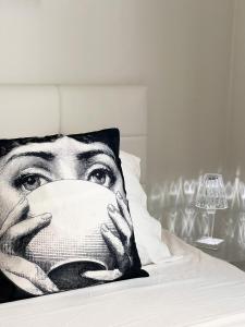 una foto en blanco y negro de una mujer acostada en una cama en La Costa B&B, en Flumini di Quartu