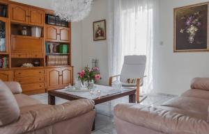 un soggiorno con divano e tavolo di Anna's Beautiful Apartment a Chania