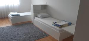 Kleines Zimmer mit 2 Etagenbetten und einem Teppich in der Unterkunft Apartman M in Mostar + 2 Fotos