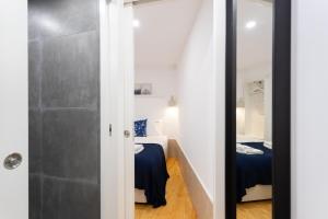 bagno con porta che conduce a una camera da letto di FLH Graça Lovely Apartment II a Lisbona