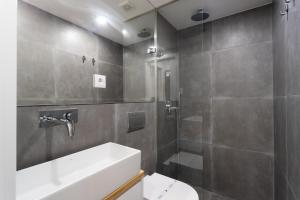 bagno con lavandino e doccia di FLH Graça Lovely Apartment II a Lisbona