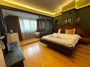 - une chambre avec un grand lit et une télévision dans l'établissement The Local, à Istanbul